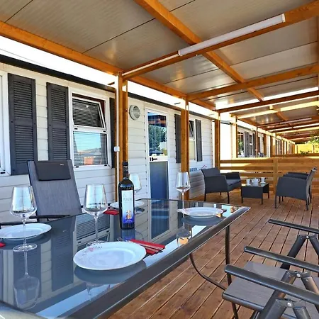 Poolside Mobile Ferienhaus Turanj