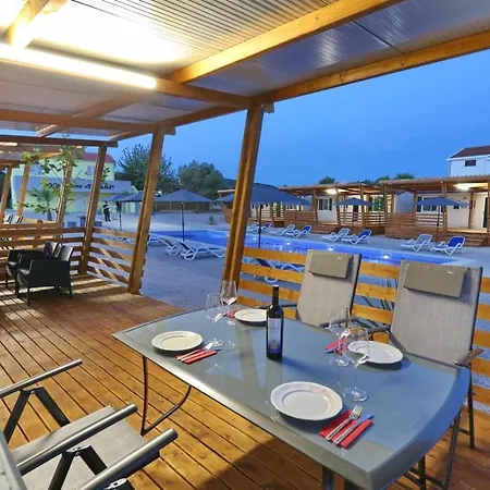 Poolside Mobile Ferienhaus Turanj