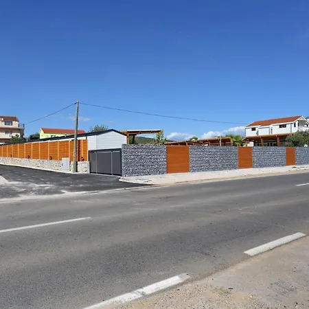 Poolside Mobile Ferienhaus