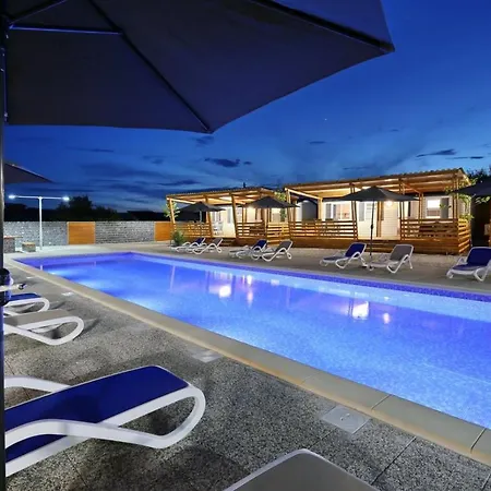 Poolside Mobile Casa de Férias